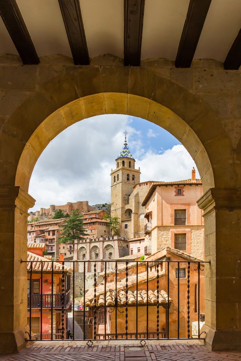 Uno de los arcos del juzgado ofrece vistas a la Catedral