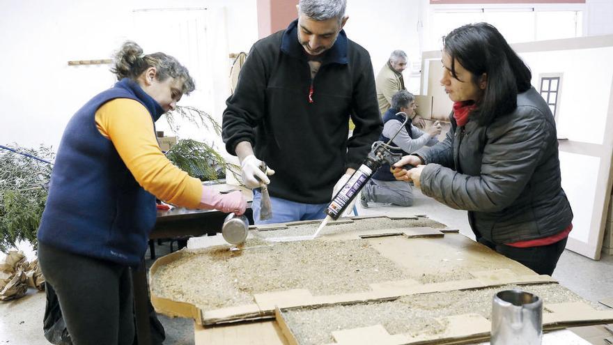 Vecinos elaboran piezas del montaje. // Ricardo Grobas