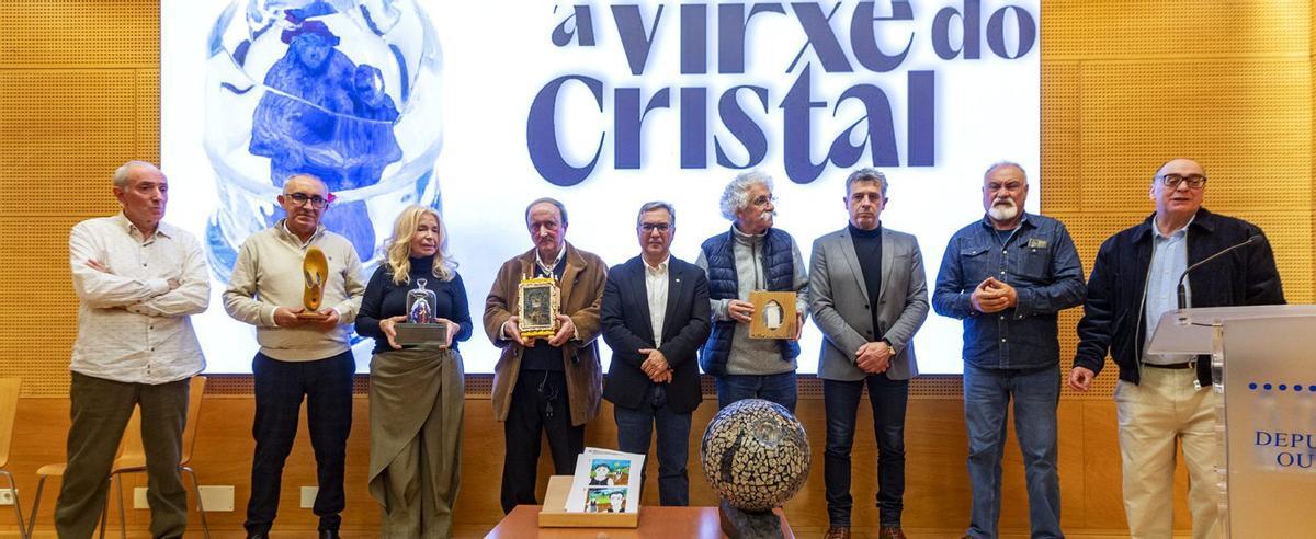 Parte de los representantes, mostrando algunas piezas que guardan relación con la Virgen del Cristal y se exponen en Vilanova dos Infantes. | ROI CRUZ