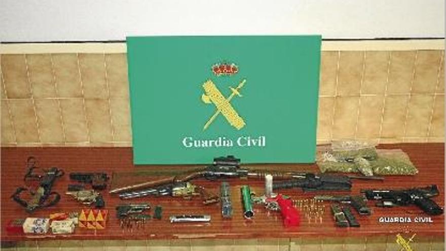 L&#039;arsenal d&#039;armes que la Guàrdia Civil va trobar amagat a l&#039;habitatge on residia.