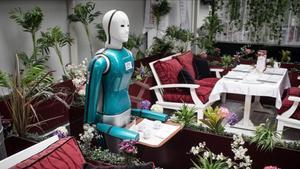 Prueba de robot camarero de una empresa turca, Akin Robotics. 