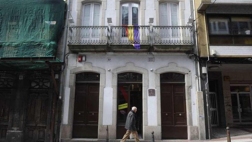 La bandera republicana, en el balcón de la casa museo Casares Quiroga.