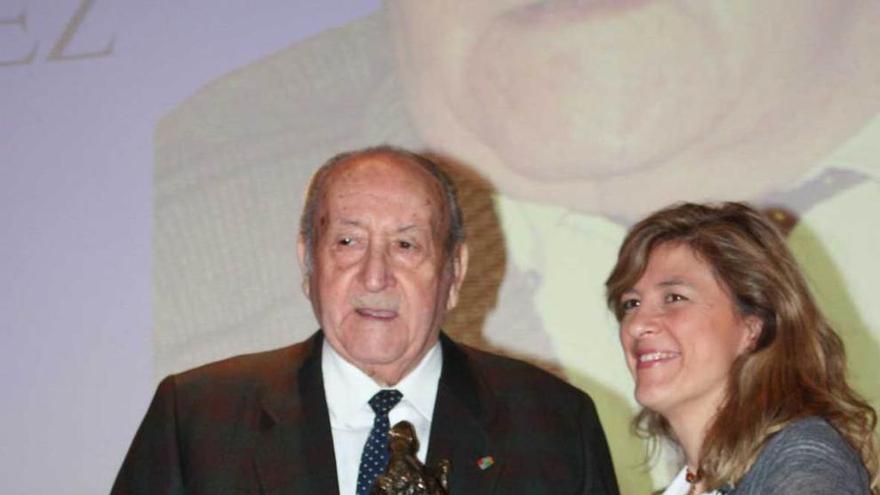 Silvino Antuña, con el premio &quot;Martínez Torner&quot; en 2009.