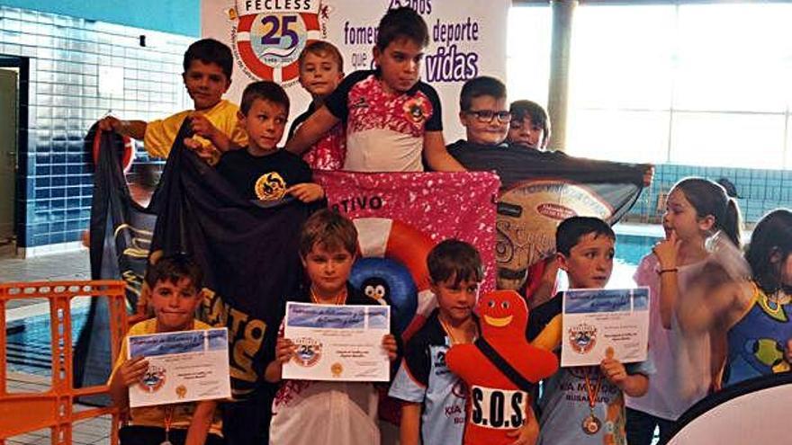 Los deportistas de los clubes zamoranos en el podio de la cita en tierras leonesas.