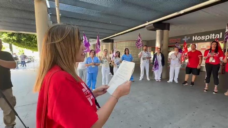 Concentración frente al Hospital de Alicante ante la "situación límite" de la sanidad pública