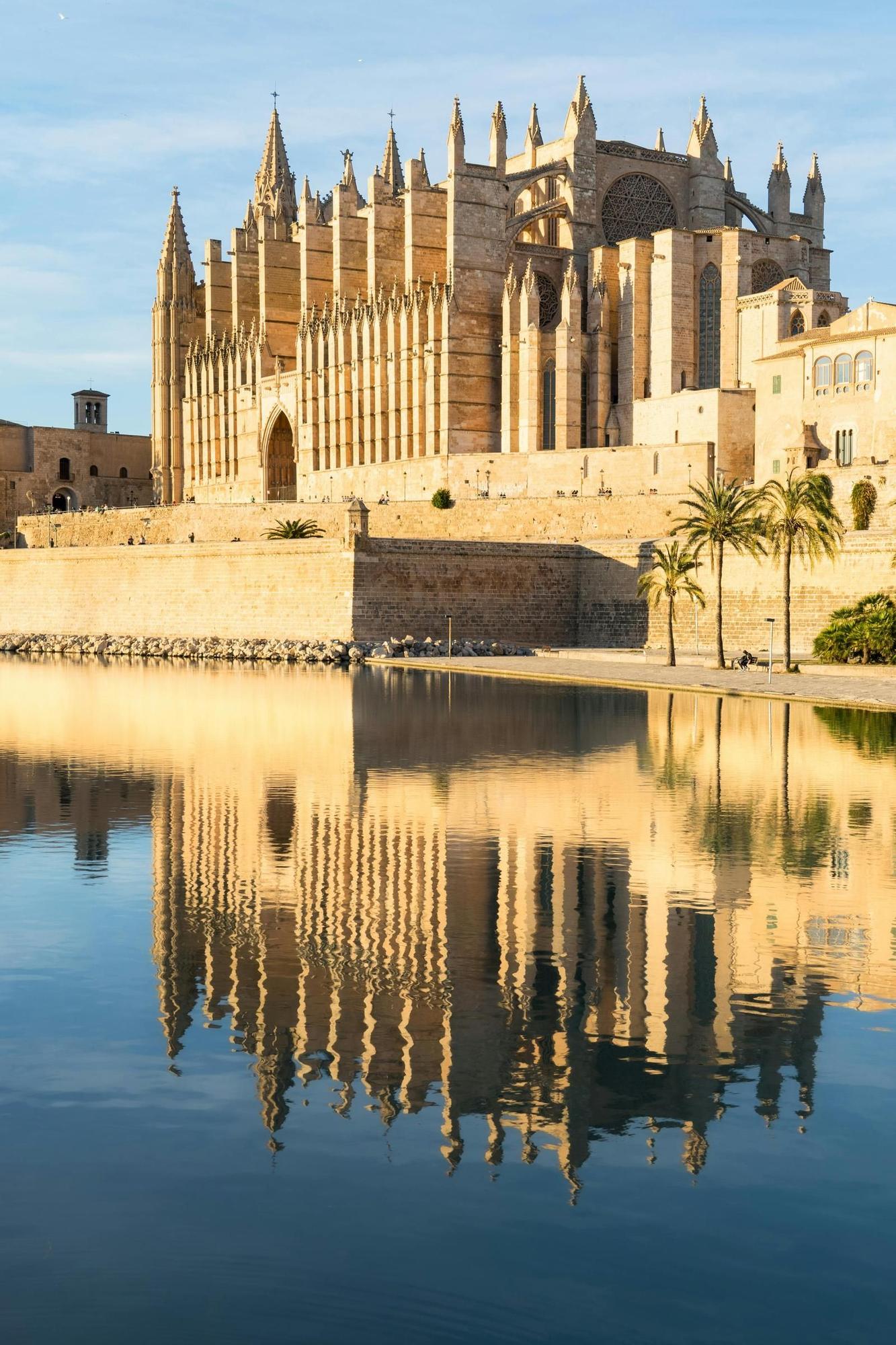 La Seu de Mallorca es de estilo gótico, i fue construida entre los siglos XIII y XVI