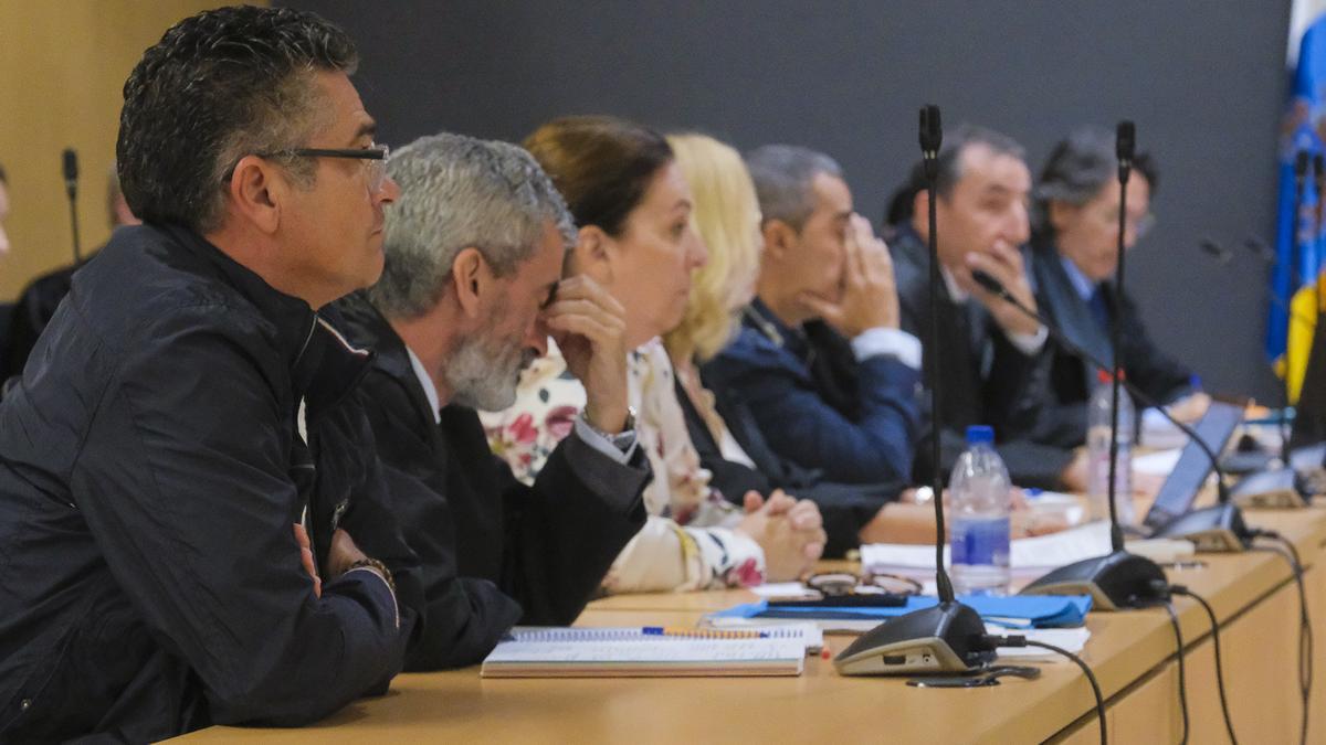 Una parte de los acusados y sus letrados durante el juicio en la Audiencia Provincial.