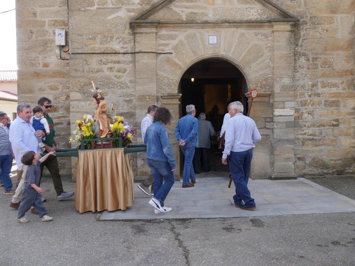 La Trinidad regresa a la iglesia, en Camarzana de Tera.