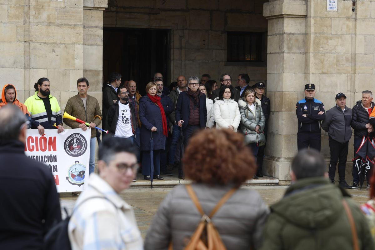 EN IMÁGENES: La alcaldesa de Avilés sufre un escrache en un minuto de silencio por el 11M