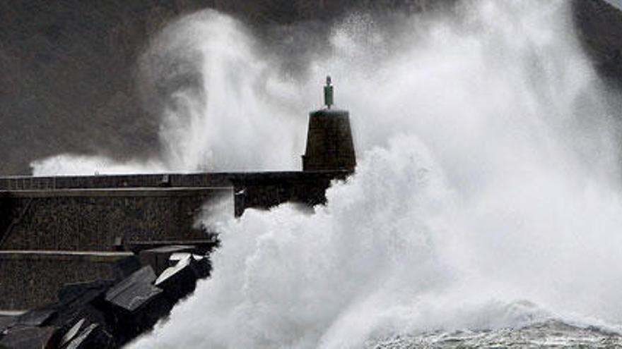 Grandes olas rompen en un espigón