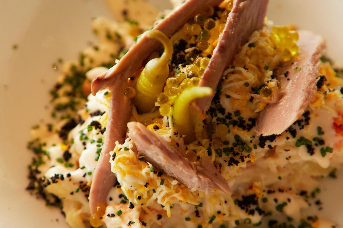 Ensaladilla rusa tradicional con gambas cristal o con ventresca