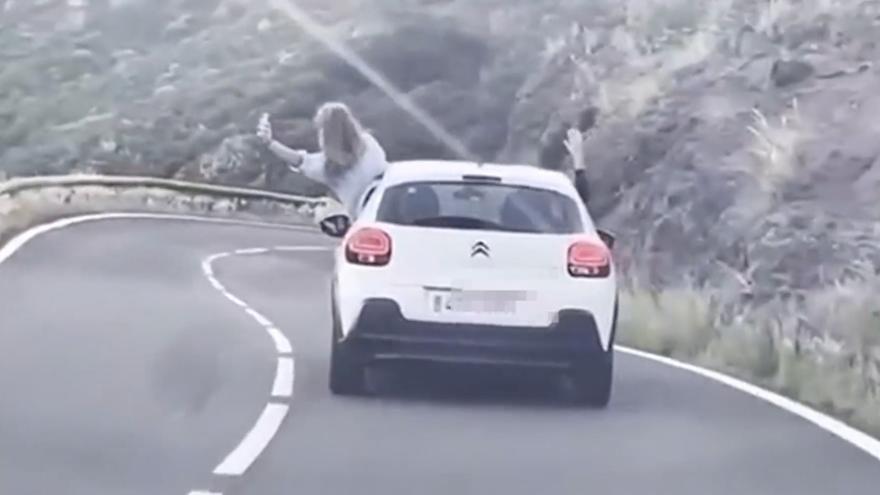 VÍDEO VIRAL: Se enfrenta a una multa de 800 euros por sacar medio cuerpo del coche por hacerse una foto