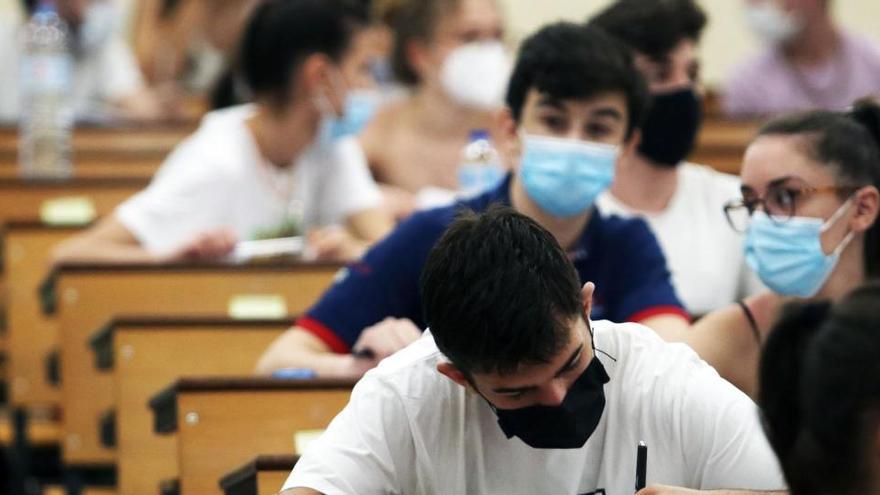 Estudiants fan els exàmens de la PAU a la Universitat de Màlaga.