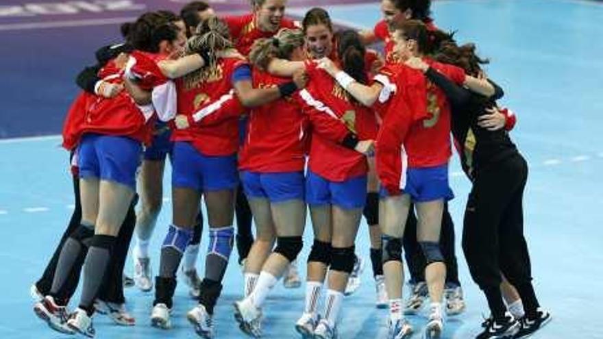 Las jugadoras españolas celebran ayer su brillante triunfo.