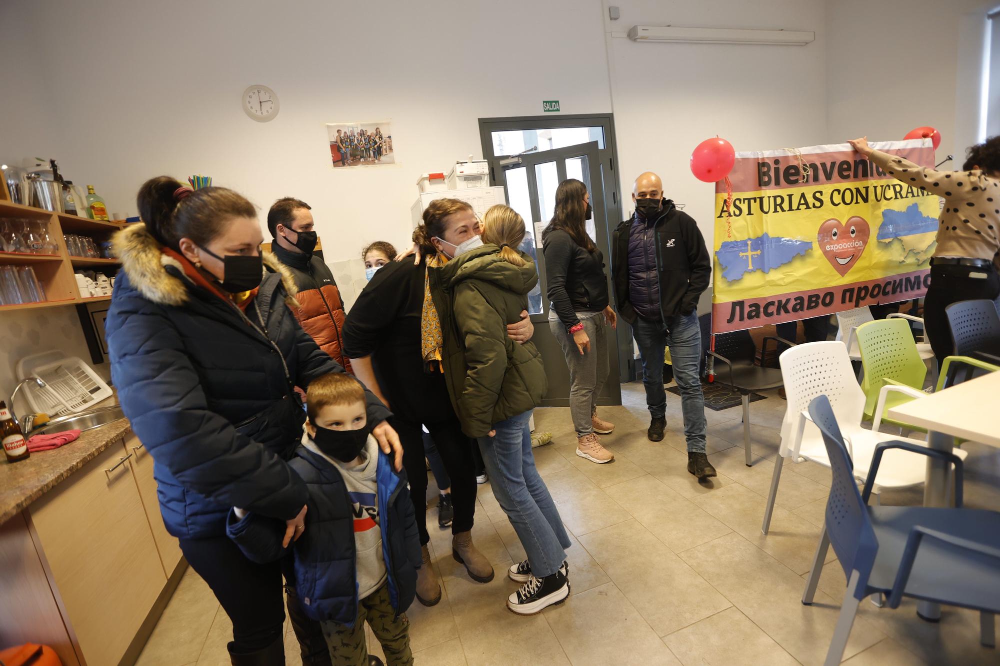 La niña Ania Romanenko se reencuentra con su madre en Piloña