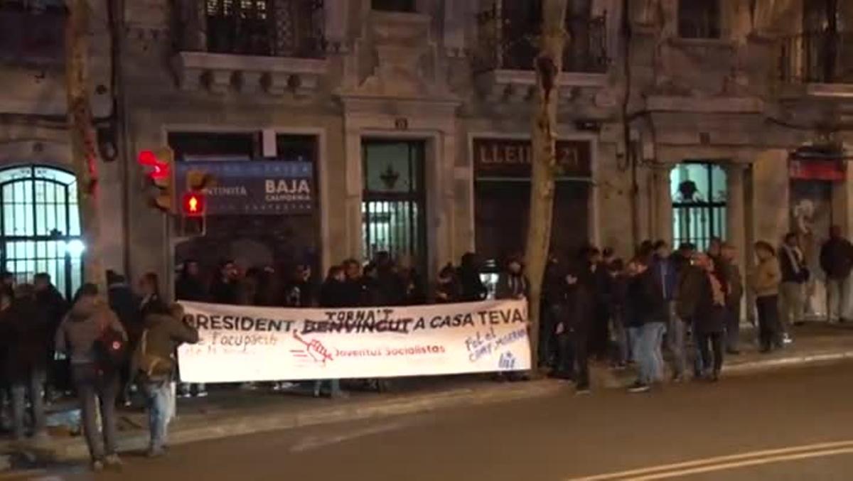 Medio centenar de CDR protestan cerca del mitin final del PSOE en Montjuïc.