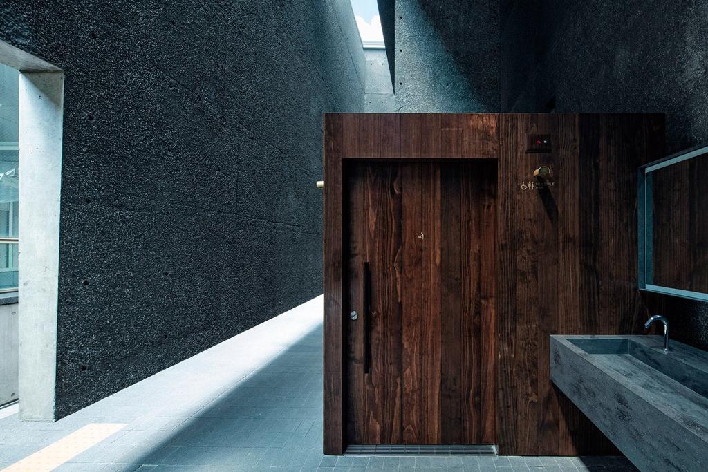 Lavamanos y cubículos en el interior del baño.