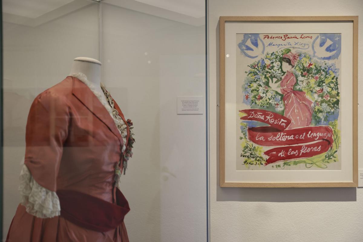 Cartel y vestido de la obra de teatro 'Doña Rosita la soltera', dos de las 350 piezas que componen la exposición 'Lorca y el archivo: memoria en movimiento', que puede verse en la Residencia de y repasa la historia integral del archivo familiar de Federico García Lorca que, desde su muerte hasta hoy, su familia ha logrado preservar.