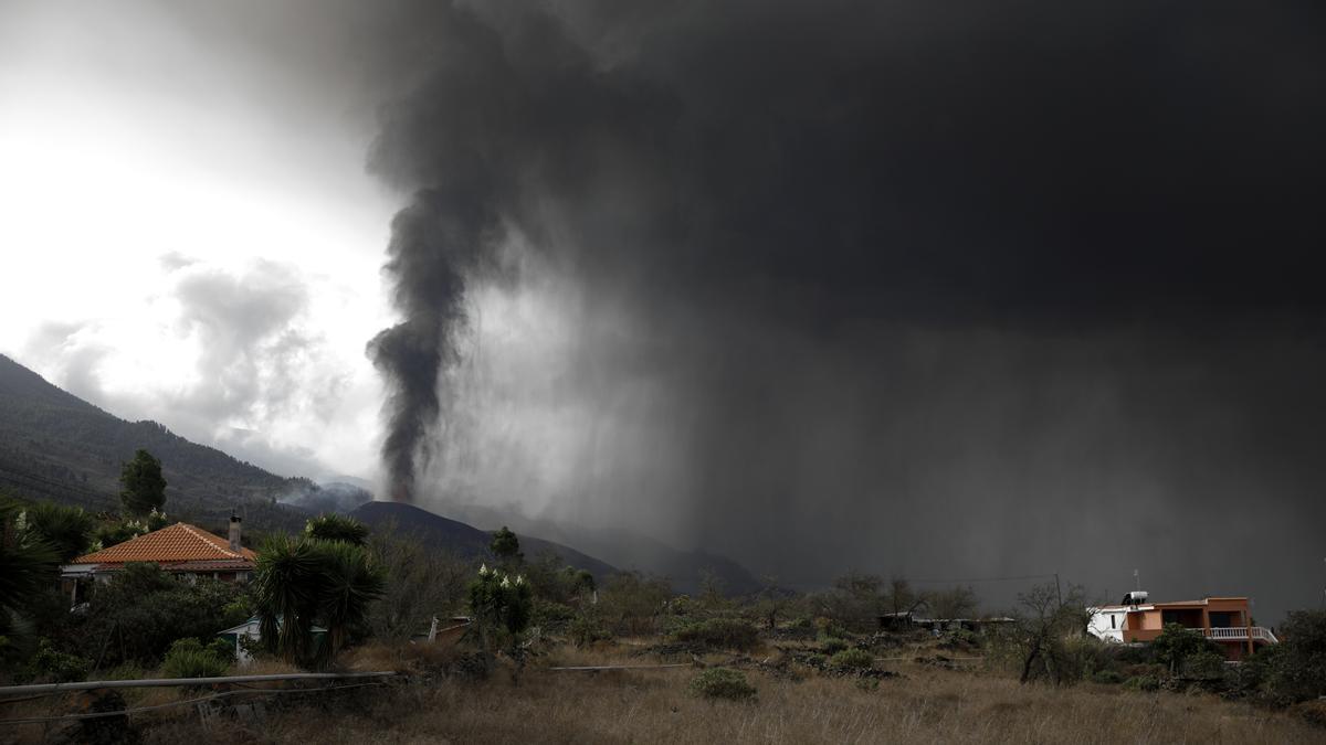 La nube de ceniza y dióxido de azufre que expulsa el volcán de La Palma, desde el núcleo urbano de Tacande, en el municipio de El Paso, La Palma, a 22 de septiembre de 2021, en La Palma, Santa Cruz de Tenerife, Islas Canarias, (España).