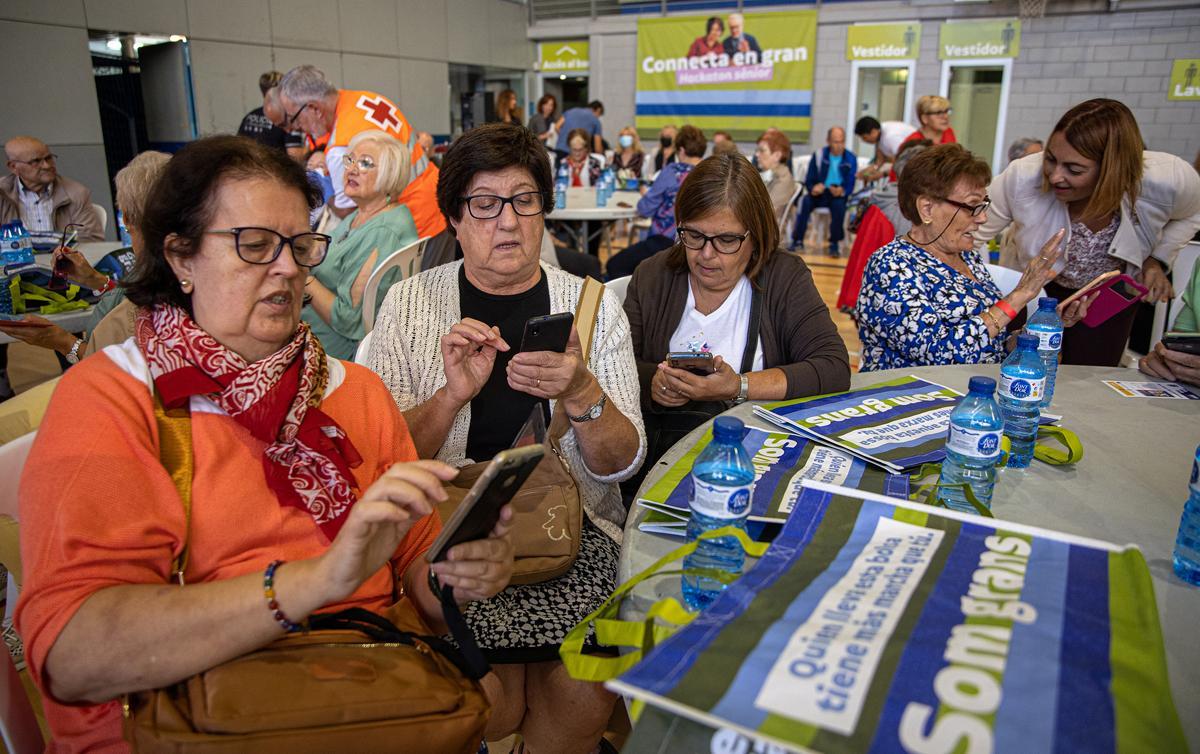 ‘Hackatón sénior’ en L’Hospitalet. Talleres digitales para la gente mayor.