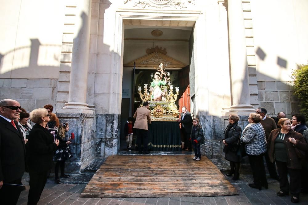 Miles de fieles han acompañado la imagen de Santa Águeda hasta su ermita en un camino jalonado por puestos de dulces