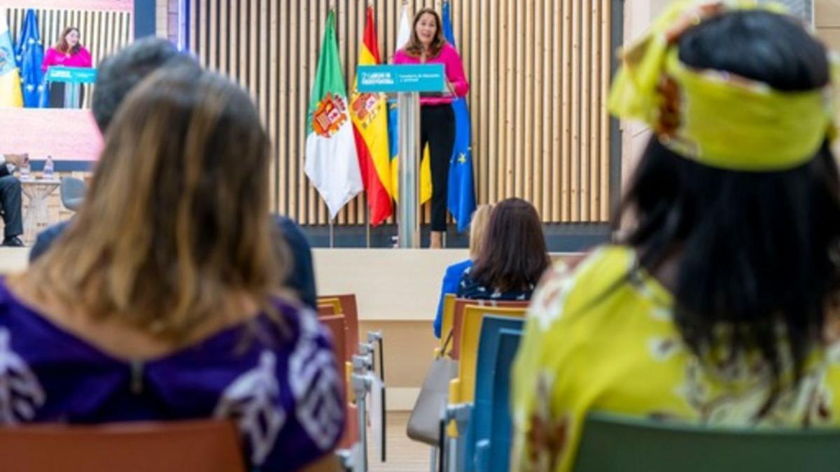 La vicepresidenta insular, Lola García, durante su intervención en la inauguración del evento de mujeres, ayer. | | LP/DLP