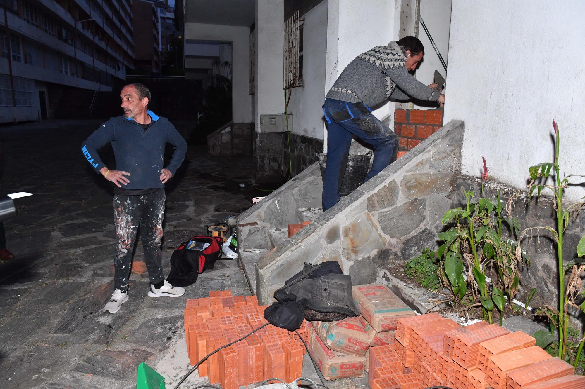 Los vecinos del Barrio de las Flores tapian por su cuenta la casa de la que desalojaron ocupas