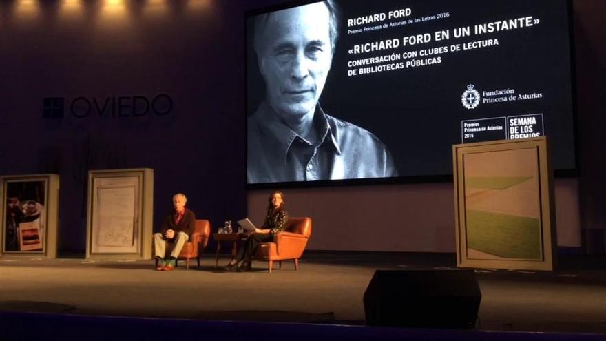 Richard Ford durante el encuentro con 1.500 miembros de 99 clubes de lectura de bibliotecas públicas de Asturias