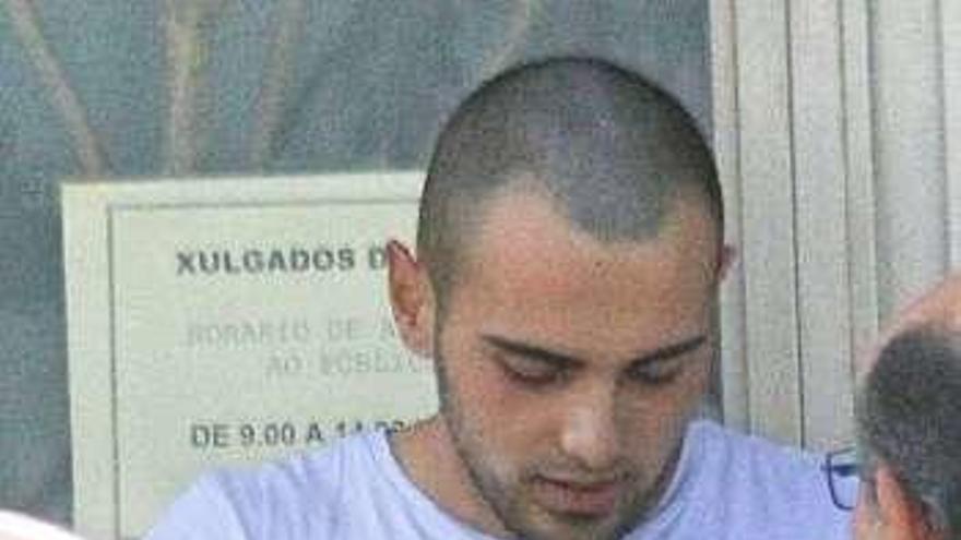 El joven que huyó de un control de Bueu, en libertad con cargos