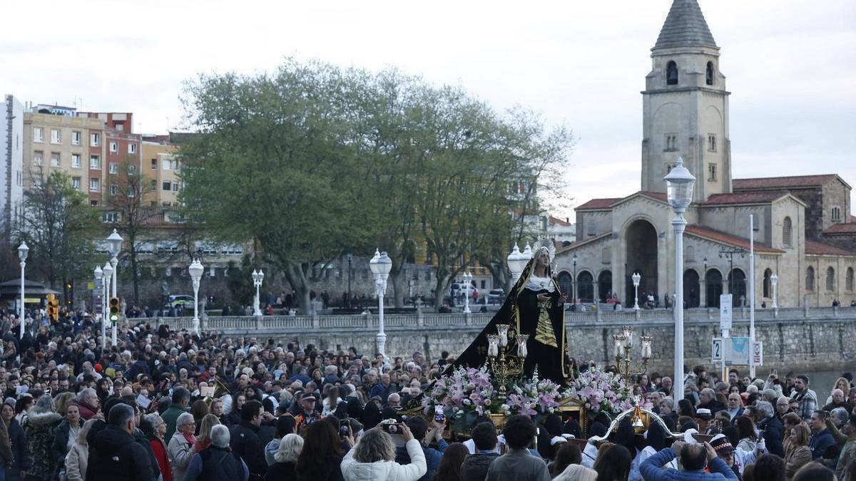 Gijón vive con fervor la procesión del Viernes Santo: "Es muy emotiva"