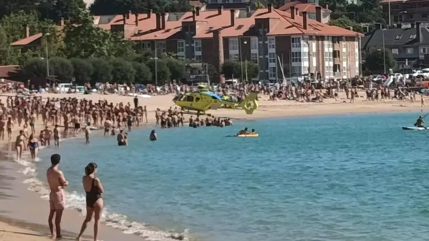 Un helicóptero aterriza en la playa de Mera, en Oleiros, para evacuar a una mujer