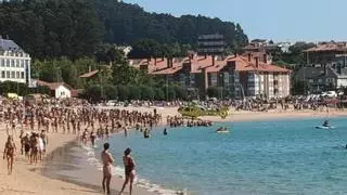 Evacuada en helicóptero una mujer en la playa de Mera, en Oleiros, ante cientos de bañistas