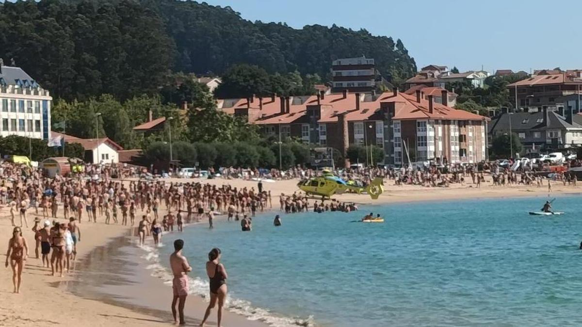 Evacuada en helicóptero una mujer en la playa de Mera, en Oleiros, ante cientos de bañistas