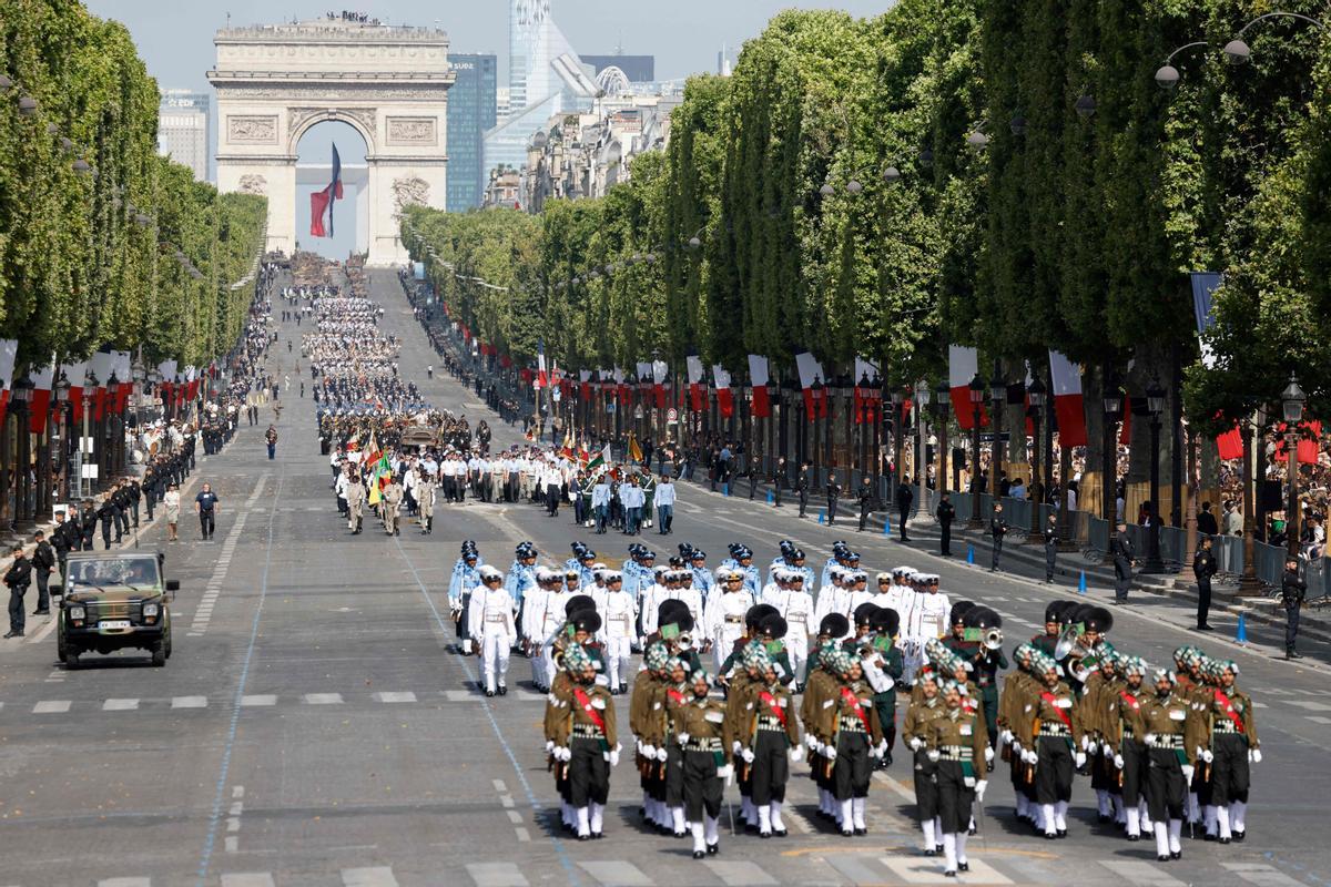 París celebra por todo alto el aniversario de la toma de la Bastilla.