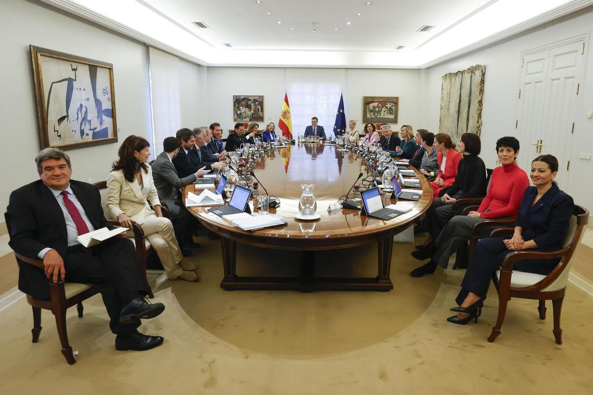Primera reunión del Consejo de Ministros.