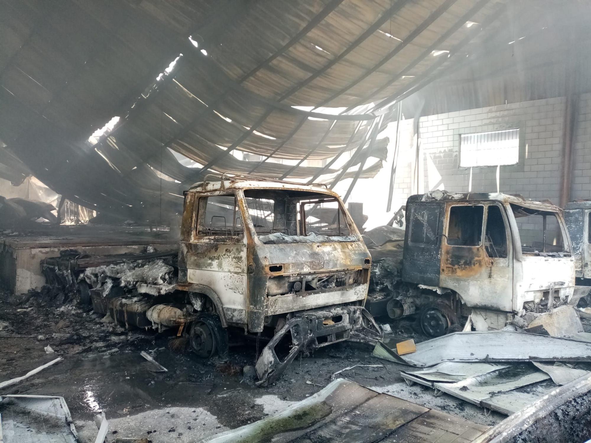 El fuego arrasa una nave del polígono industrial de Zafra