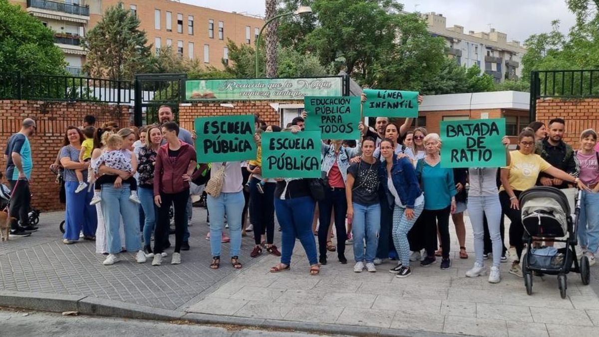 Protesta de padres ante las puertas del colegio Santuario