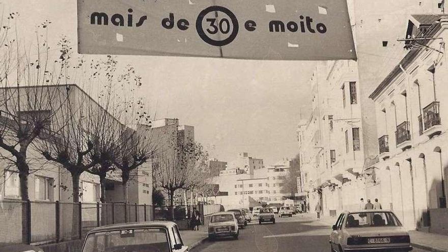 Pancarta coa que a asociación de veciños reclamaba, a mediados da década dos anos 80 do século pasado, que a velocidade máxima na rúa Orillamar se limitase a 30 quilómetros por hora. Na imaxe, a rúa Orillamar, á altura da actual escola infantil da Xunta, cando tiña dobre sentido de circulación.