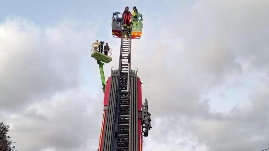 Cinco personas quedan atrapadas más de 4 horas sobre una plataforma a 15 metros de altura en Ibiza