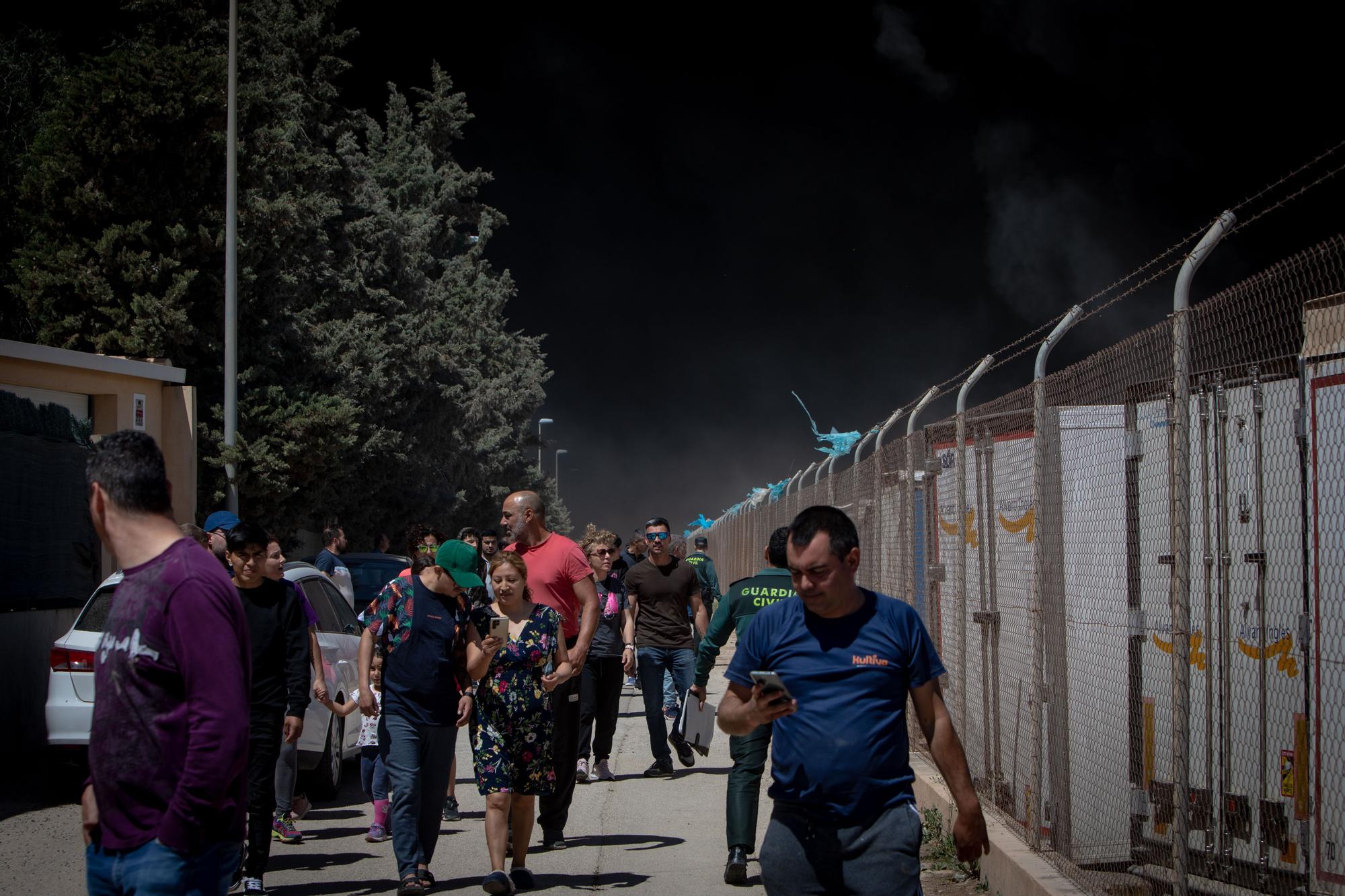 Las impactantes imágenes del incendio en una empresa de frutas de Fuente Álamo