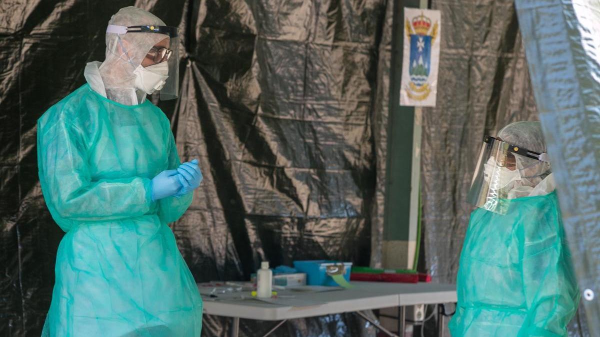 Sanitarios que toman muestras a casos sospechosos en sus vehículos en Zaragoza.