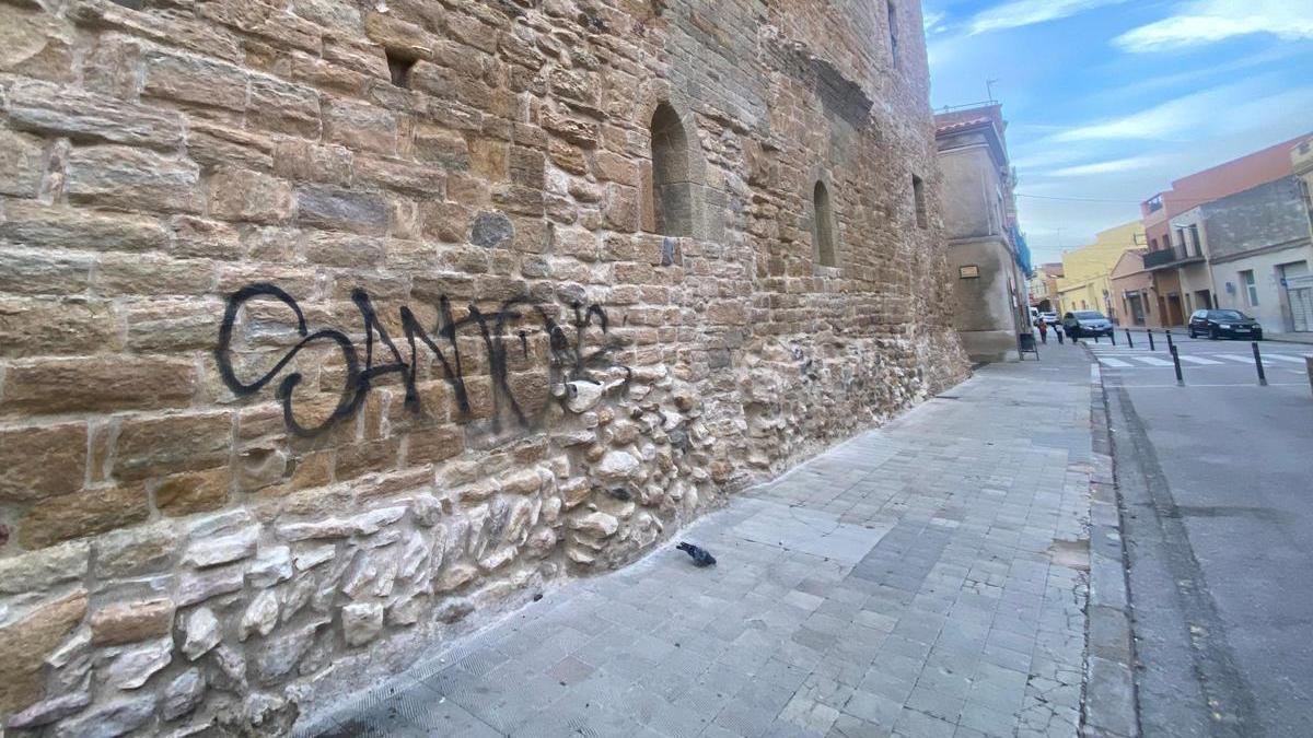 La pintada que ha aparegut al castell històric de la Bisbal d'Empordà.