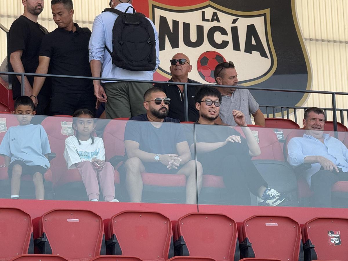 Kiat Lim estuvo sentado junto al Príncipe de Johor, Tunku Ismail Idris, presidente del Johor FC.