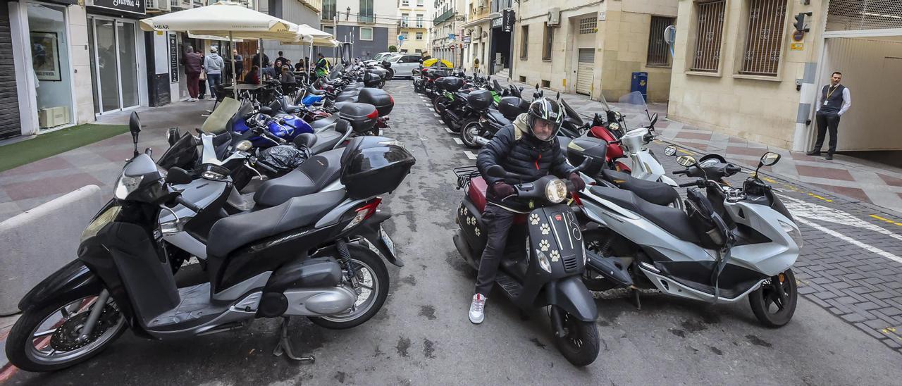 Aparcamiento para motos en la calle Gravina de Alicante