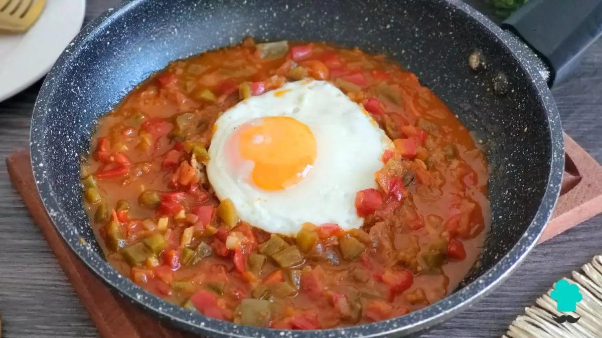 Pisto manchego con huevo frito: el guiso con verduras de la huerta más fácil y sabroso