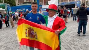 Buen ambiente entre las aficiones de España e Italia por las calles de Gelsenkirchen