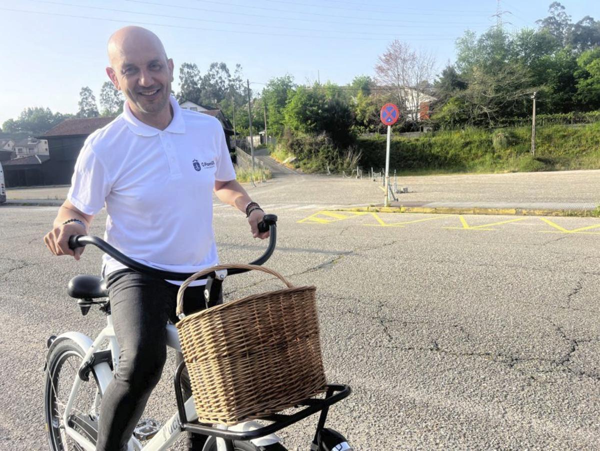 Alejandro Lorenzo se subió a una bicicleta para presentar la obra.