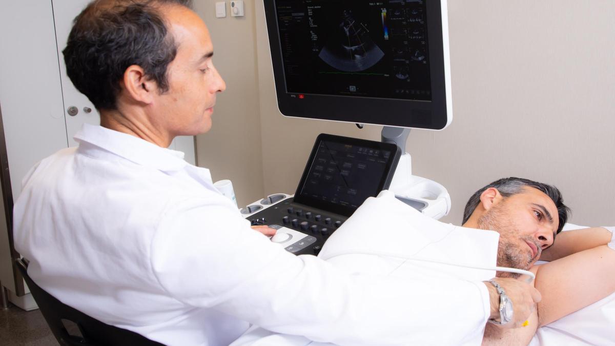 El Dr. Ignacio Sánchez Lázaro durante una consulta.