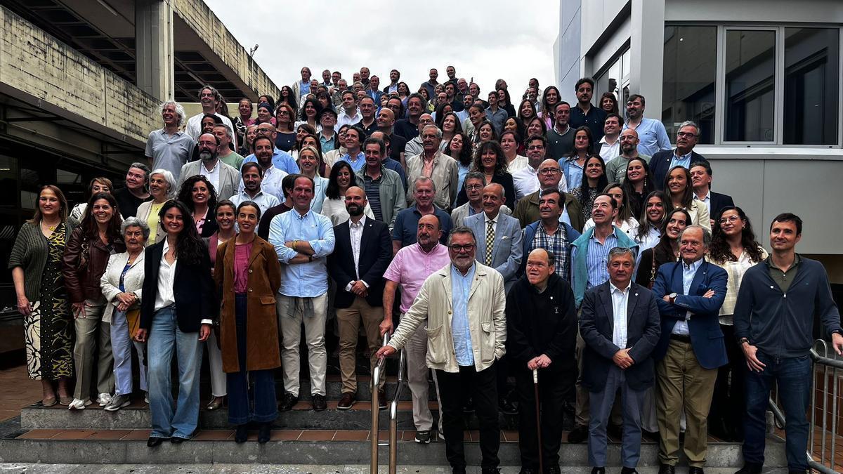 Foto de familia de los antiguos alumnos del Colegio San Ignacio de Oviedo que acudieron al encuentro.