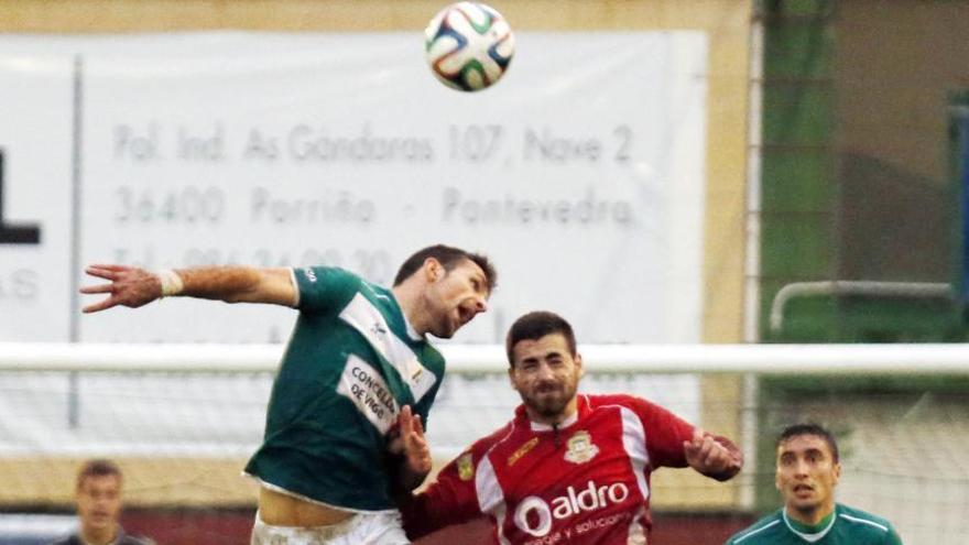 Adrián Pazó despeja un balón, durante un partido con el Coruxo. // Marta G. Brea